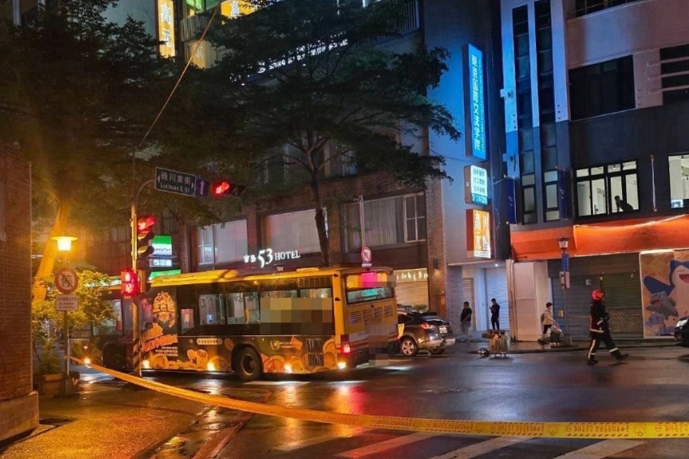 台中市東海大學林姓女大生，22日晚間穿越馬路時，遭巨業客運施姓司機撞上，送醫後不治身亡。（取自記者爆料網）