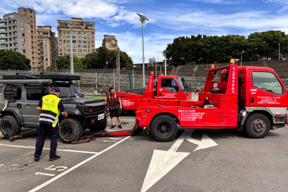 北市府今天下午1點起針對全市疏散門及越堤坡道執行車輛拖吊。（台北市府提供）