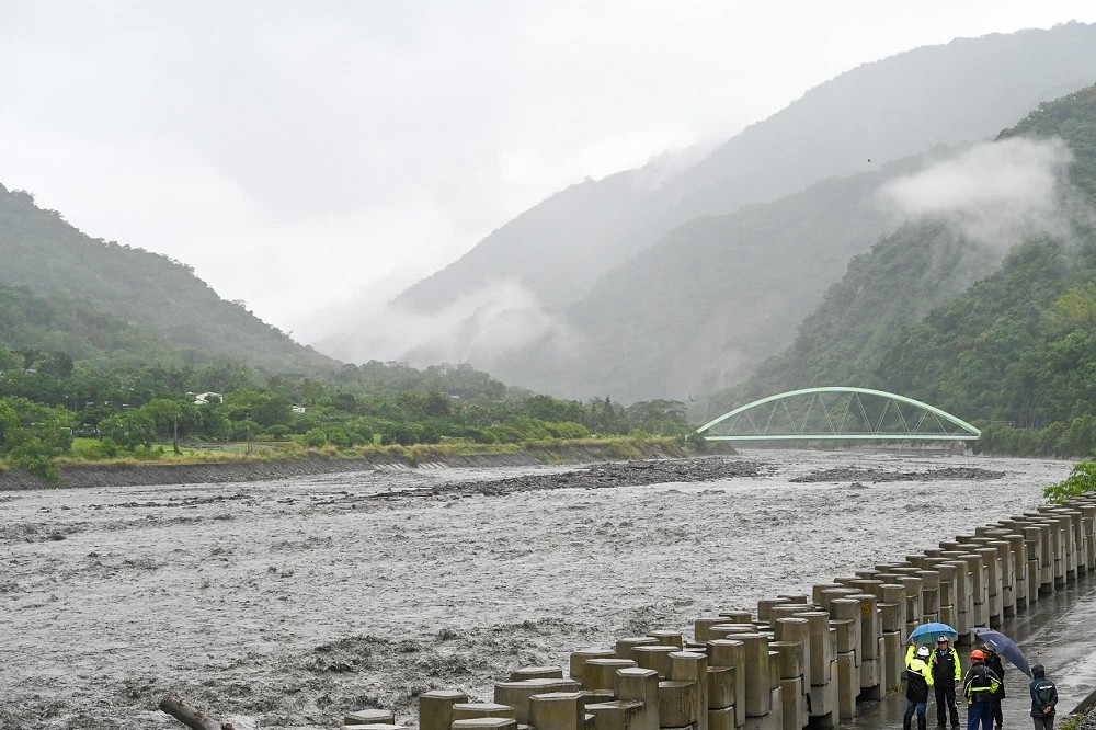 山陀兒颱風來勢洶洶，還未正式觸陸，台東太麻里溪、知本溪開始上漲，並傳出災情。（取自饒慶鈴臉書）