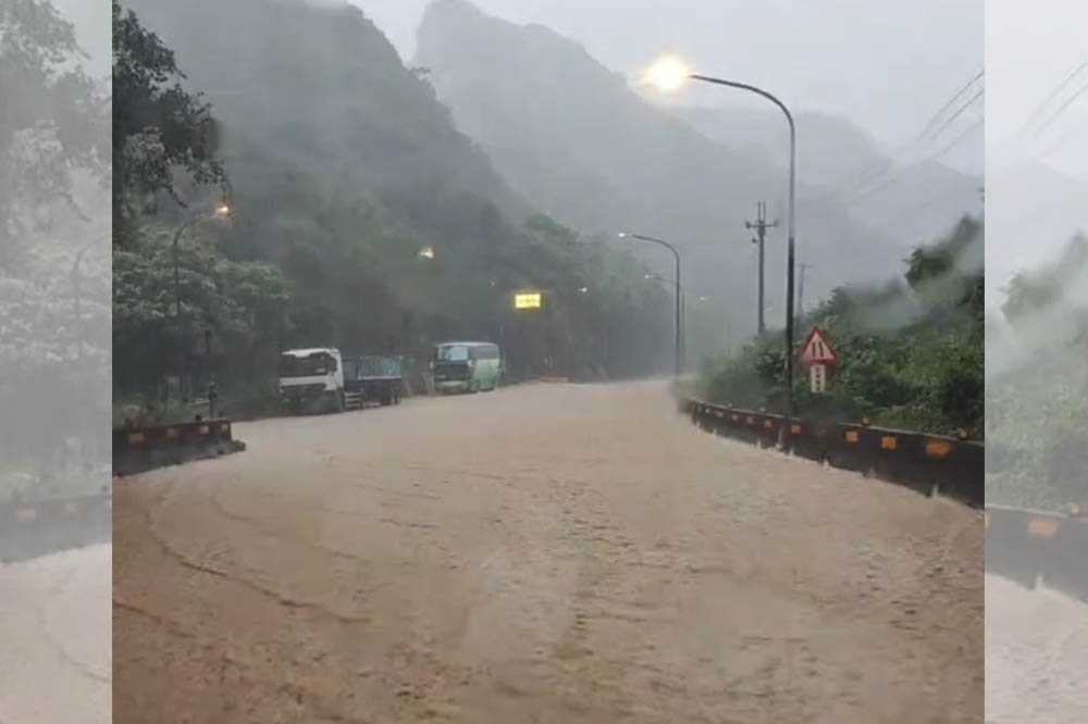 新北市瑞芳今天累積雨量最多，瑞濱公路遭黃色泥流淹沒。（擷取自記者爆料網）