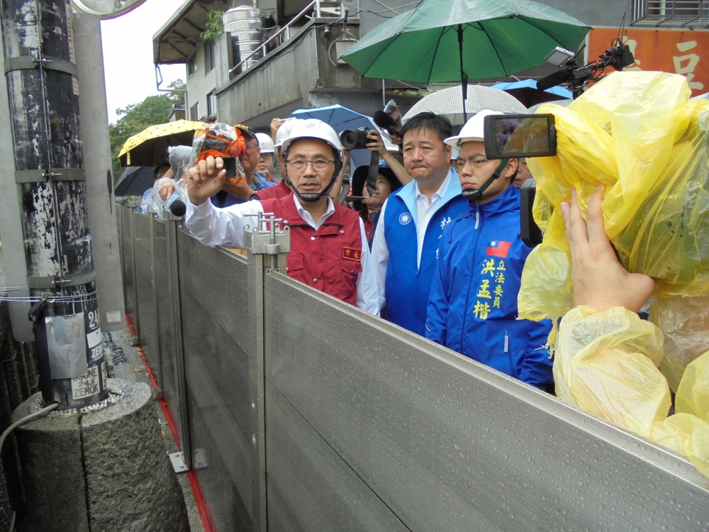 對外界質疑颱風假放水，新北市長侯友宜表示，防災如同作戰，市府秉持「料敵從寬、禦敵從嚴」態度。（新北市政府提供）