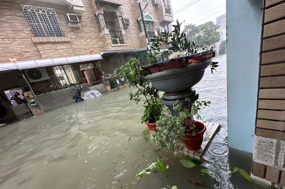 山陀兒夾帶豪雨，高雄（圖）、屏東、基隆、新北瑞芳等區域被列入1級淹水警戒。（翻攝畫面）