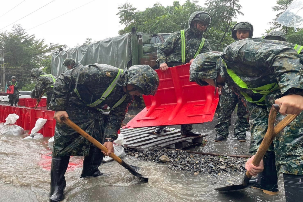 第三作戰區投入104名救災人員，協助烏來地區居民進行預防性撤離。（國防部發言人提供）