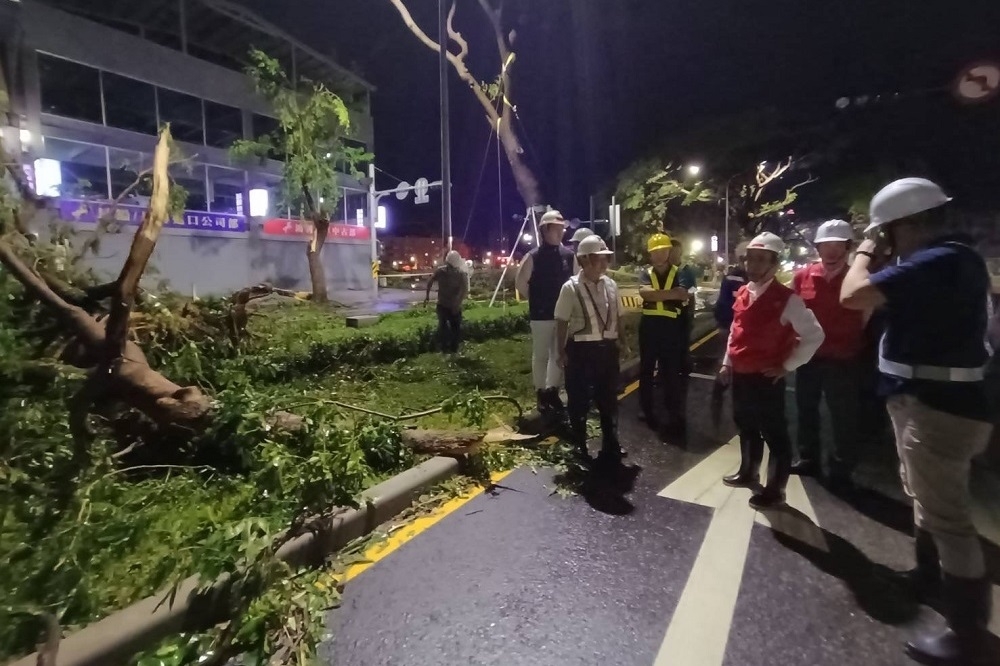 高雄副市長林欽榮與捷運局局長吳嘉昌，夜間視察輕軌沿線工區樹木倒伏以及清除作業。（捷運局提供）