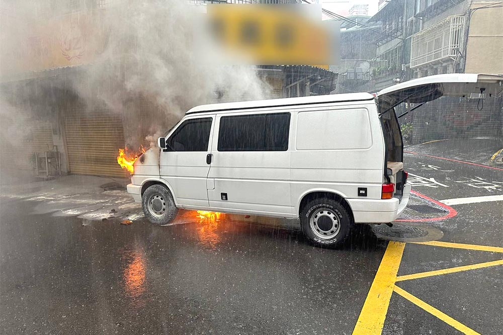 鳳小岳的改裝露營車開到一半突然起火，嚇得他與妻子趕緊逃下車。（翻攝畫面）