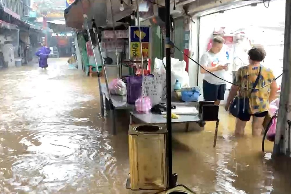 金山市場下午開始淹水，水位一度淹到膝蓋。（翻攝畫面）