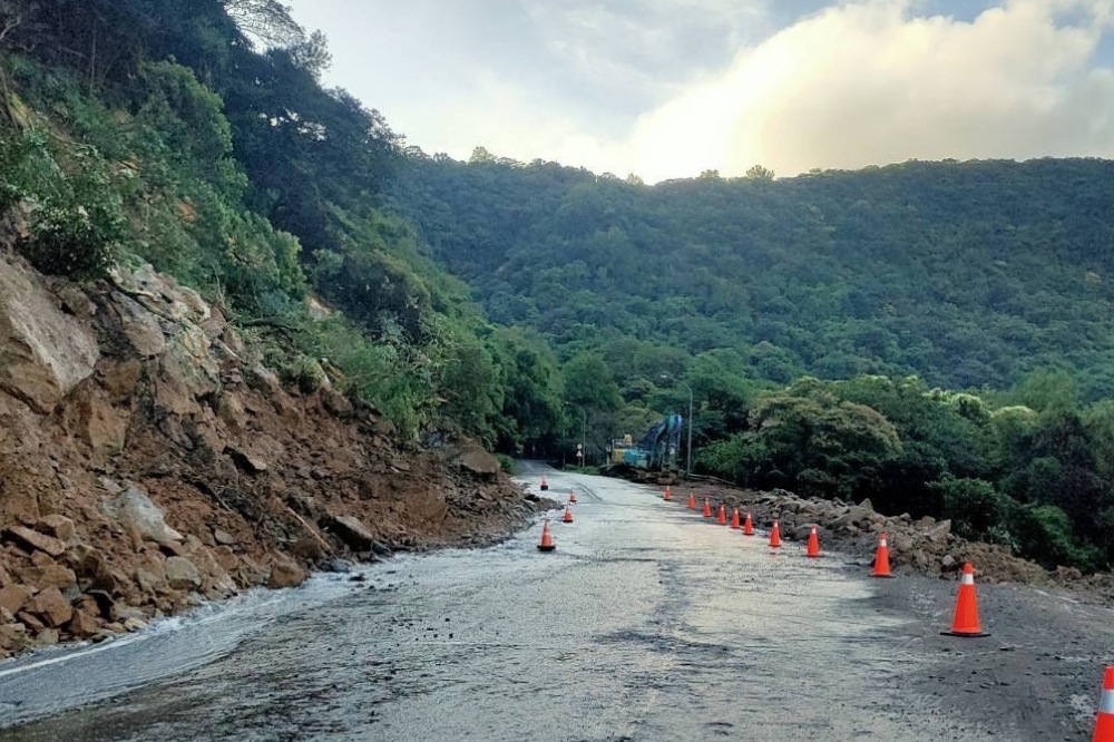 台2甲線8.3k陽金公路上邊坡發生落石坍方。（取自幸福公路人臉書）