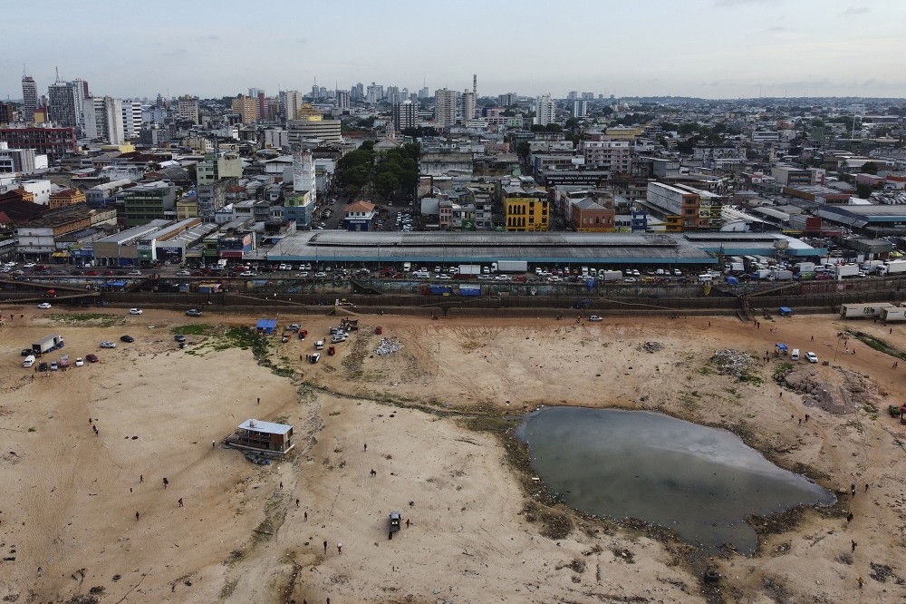 聯合國機構表示，全球有半數河川正面臨乾核危機，圖為巴西境內亞馬遜河流域一處港灣嚴重乾旱的情形。（美聯社）