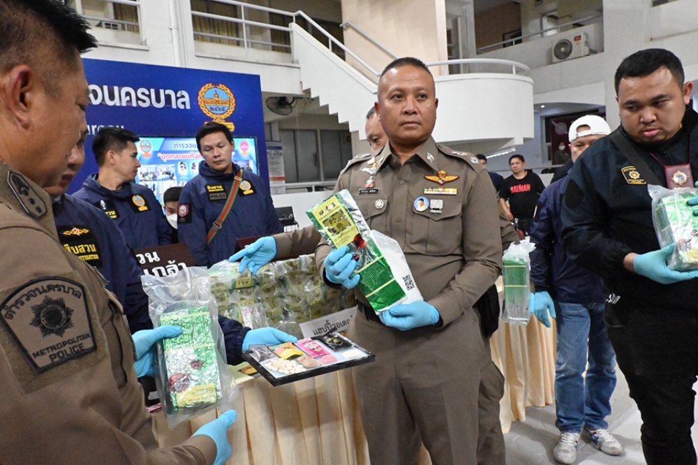 泰國曼谷大都會警局8日舉行記者會，宣布查獲大量國際毒品。（截自鮮新聞英文報）