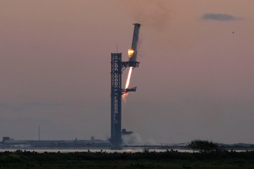 SpaceX星艦位於德州的發射塔13日成功回收助推器。（美聯社）