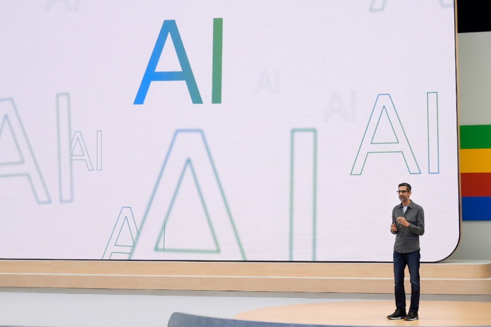 Google母公司Alphabet積極發展AI，圖為Alphabet 執行長皮查伊（Sundar Pichai）5月14日在加州演說。（美聯社）