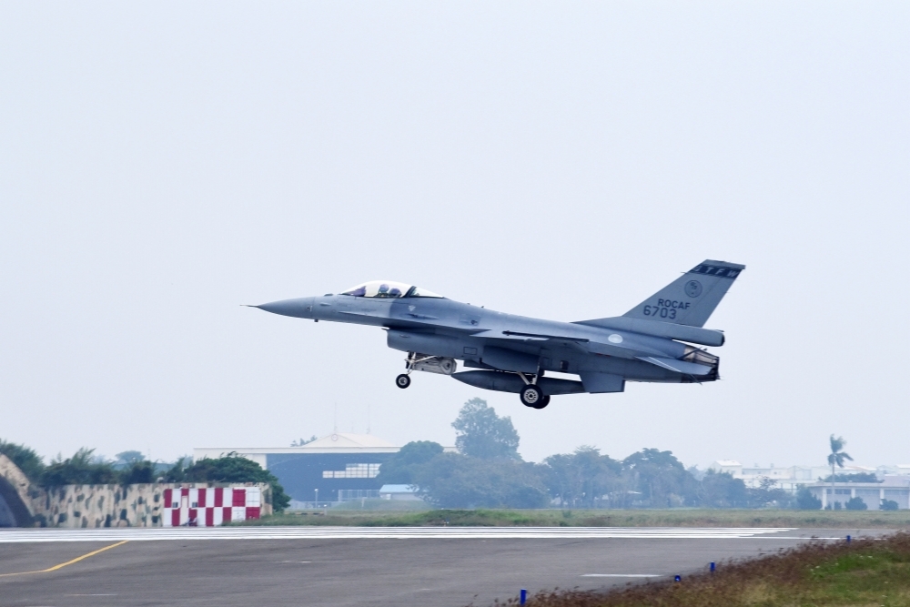 F-16V BLK20戰機新式外掛式電戰莢艙，空軍邀請雷神等4家廠商在10月底來台簡報。（資料照片／張哲偉攝）