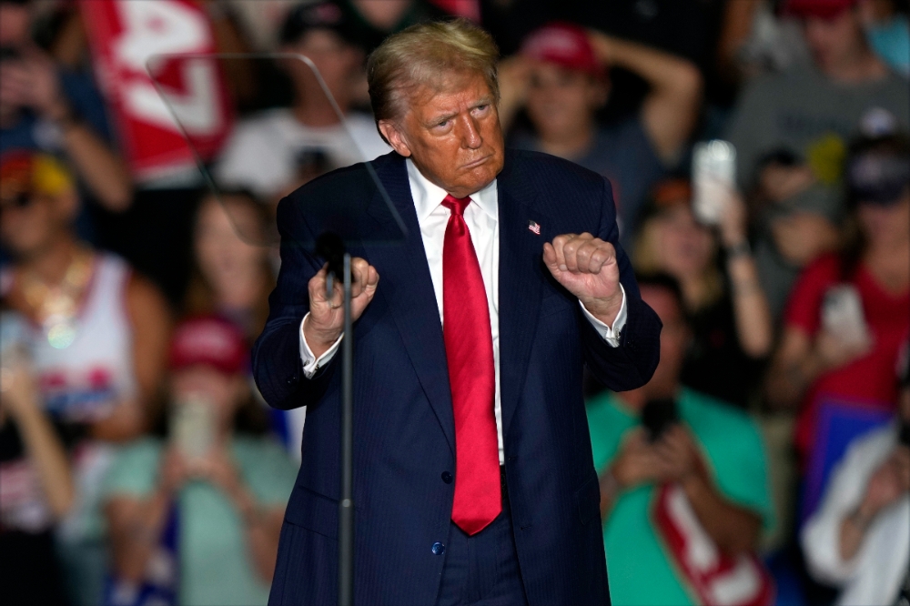 共和黨總統候選人川普22日在北卡羅來納州拉票。（美聯社）Republican presidential nominee former President Donald Trump dances at a campaign rally at Greensboro Coliseum, Tuesday, Oct. 22, 2024, in Greensboro, N.C. (AP Photo/Julia Demaree Nikhinson)