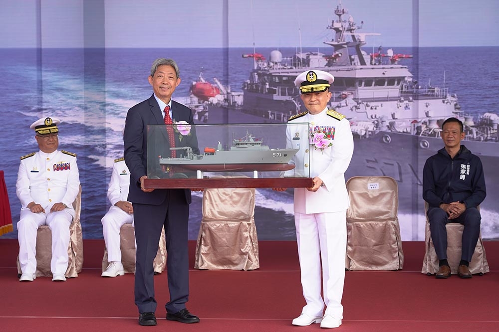 海軍新型救難艦「大武軍艦」，23日上午在台船公司高雄廠區舉行，由海軍司令部司令唐華及台船董事長黃正弘（左）主持交船典禮。（台船提供）