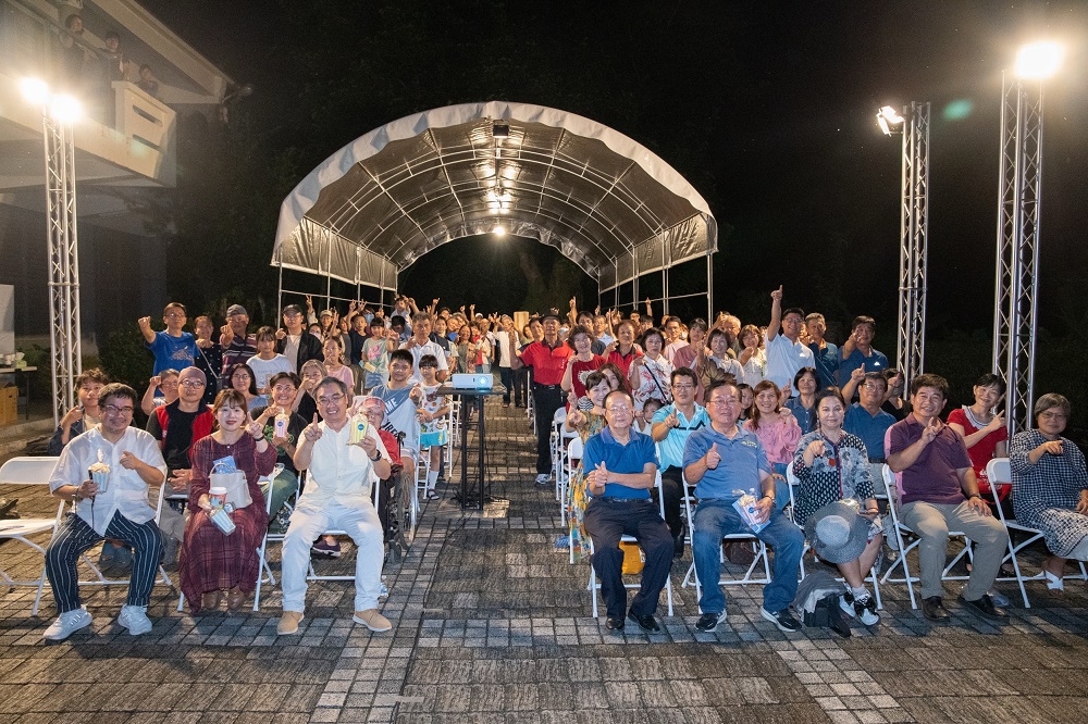 近150位美濃鄉親，在鍾理和紀念館露天觀看經數位修復重配的客語版《原鄉人》。（客傳會提供）