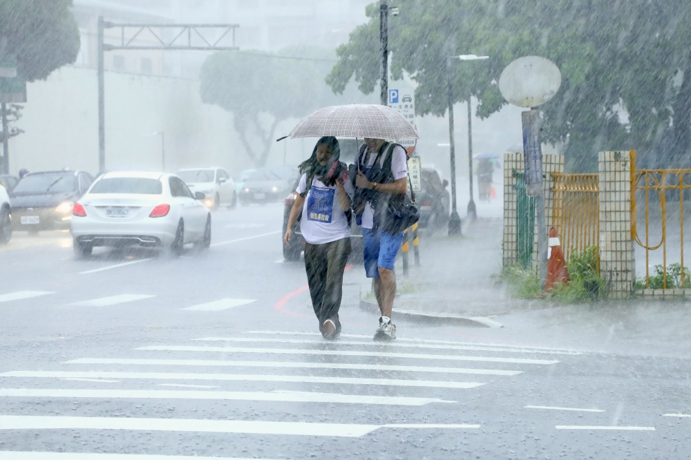 氣象署表示，北市山區、基隆北海岸及東北部山區今天有局部豪雨。（資料照片／王侑聖攝）