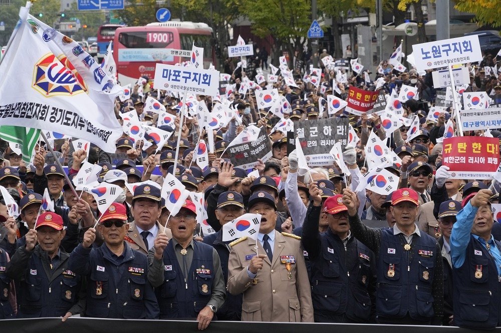 南韓越戰退伍軍人協會成員28日在首爾舉行集會，反對北韓向俄羅斯部署軍隊。（美聯社）