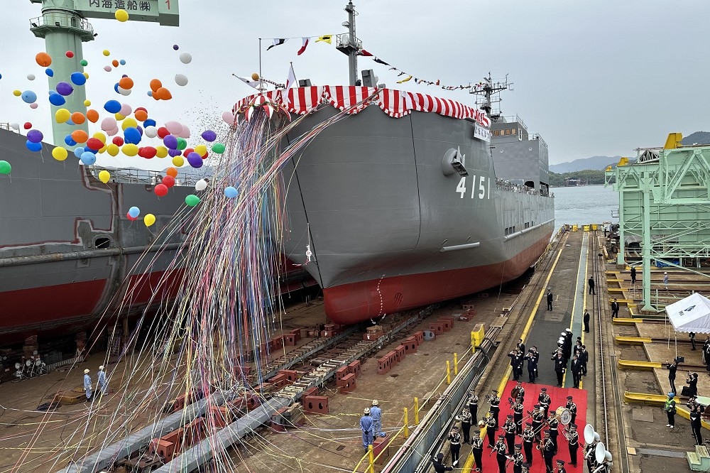 「日本晴號」運輸艦自瀨戶田工廠的船台滑入水中。（取自陸上自衛隊）