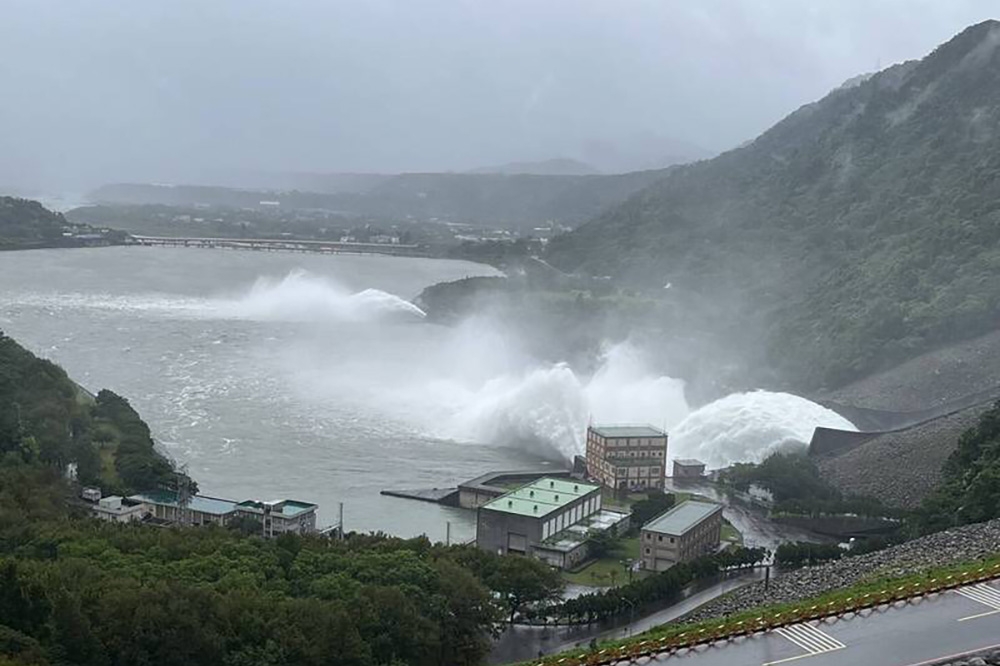 康芮颱風帶來豪雨，石門水庫暌違2年再度洩洪。（北水分署提供）