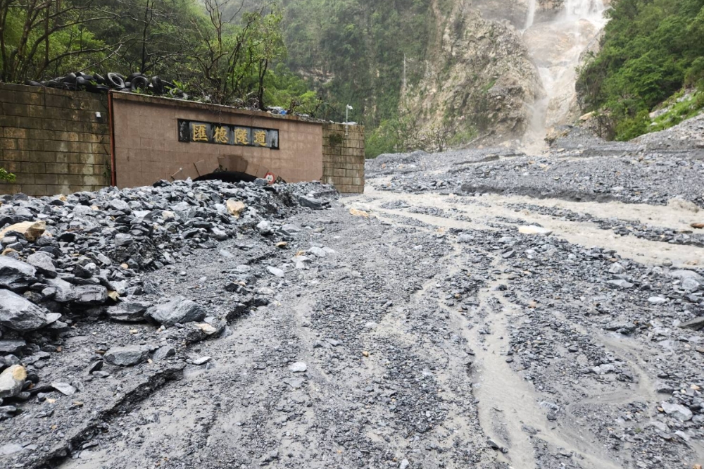 颱風康芮昨天（31日）登陸台灣，造成蘇花公路匯德隧道北口被巨量土石淹沒，坍方逾1萬立方公尺。（公路局提供）