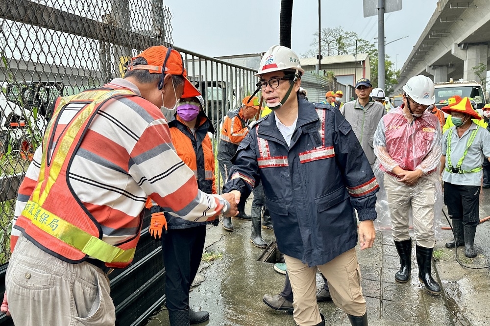 陳其邁指示高市府提高警覺堅守崗位、全力救災，讓颱風災情減到最低。(圖片取自陳其邁臉書)