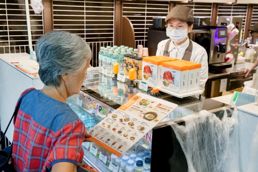 昇恆昌免稅商店引進米其林指南美食，滿足旅客味蕾。（昇恆昌免稅商店提供）