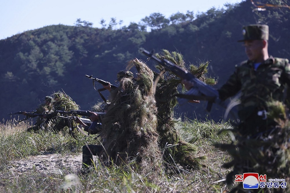 烏克蘭、南韓方面都證實北韓兵力已部署在庫斯克前線，烏方官員更表示北韓軍已投入實戰，圖為北韓軍方演訓畫面。（美聯社）