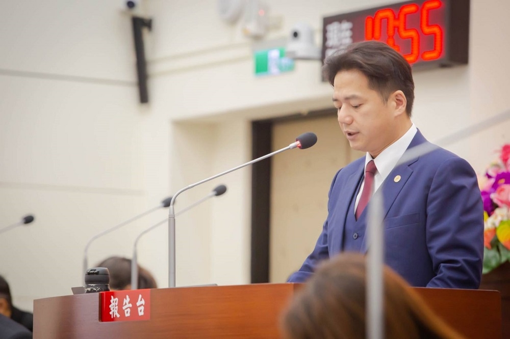 新竹代理市長邱臣遠首赴議會施政報告，致力打造幸福真永遠的安居科技城。（新竹市政府提供）