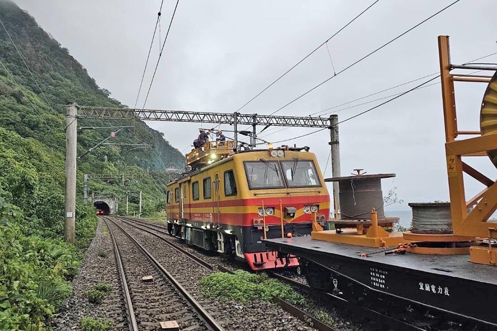 台鐵56次太魯閣號列車昨晚發生電車線掉落事故，預估今天下午1點前完成搶修。（台鐵提供）