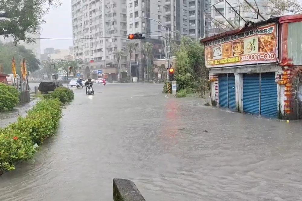 宜蘭羅東多處積水，讓路上機車、汽車行駛時膽顫心驚。（北成里長羅暳鎂提供）