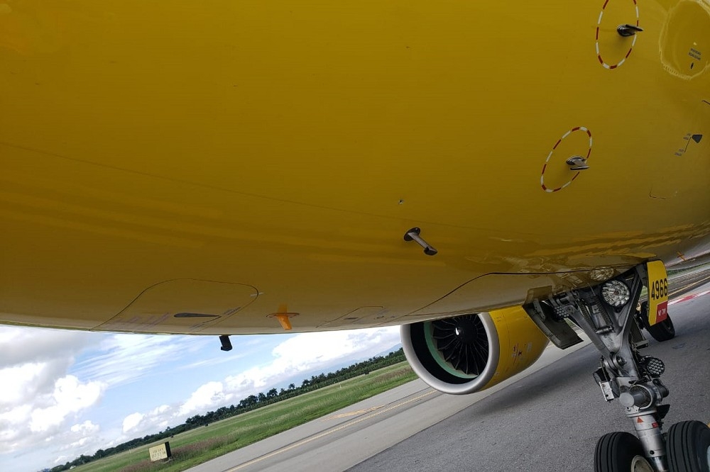 精神航空951號航班遭海地黑幫槍擊，飛機腹部留有彈孔。（取自X）