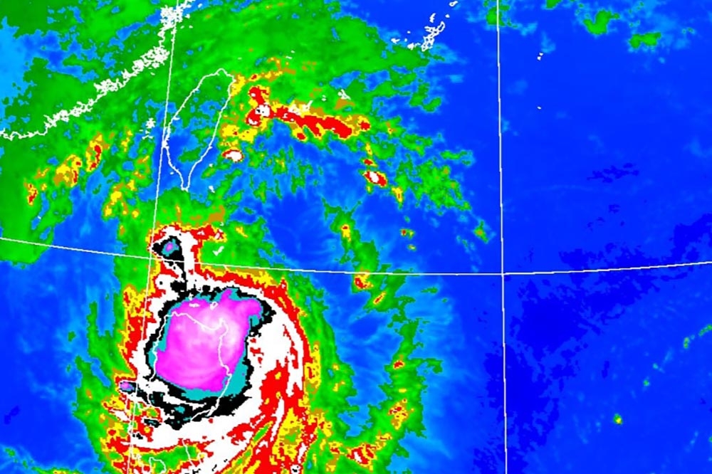 天兔不斷逼近台灣，中央氣象署預測明天台東山區降雨將符合停班停課標準。（中央氣象署提供）