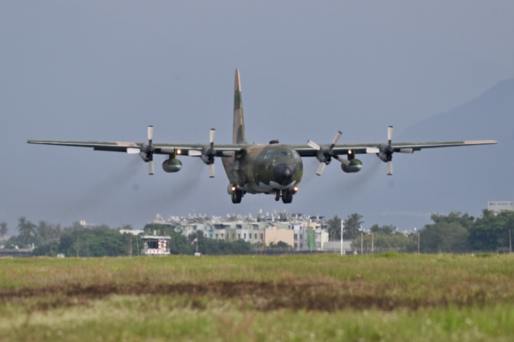 空軍向美購買C-130運輸機，因參考10多年前的升級規格，是否符合現今需求，存在許多變數。（資料照片／張哲偉攝）