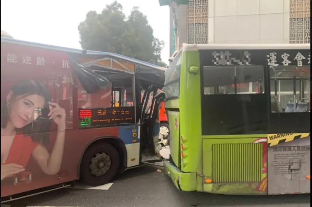 今天（17日）上午台北市發生公車追撞意外，釀1死15傷。（翻攝畫面）