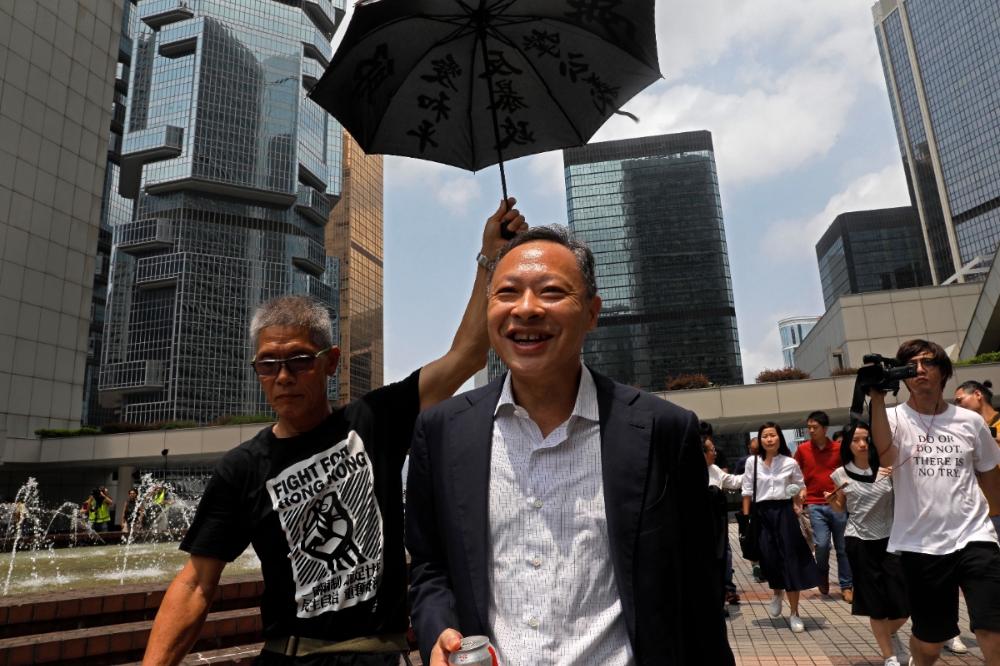 香港民主派人士戴耀廷（中）2019年8月現身香港高等法院。（美聯社）