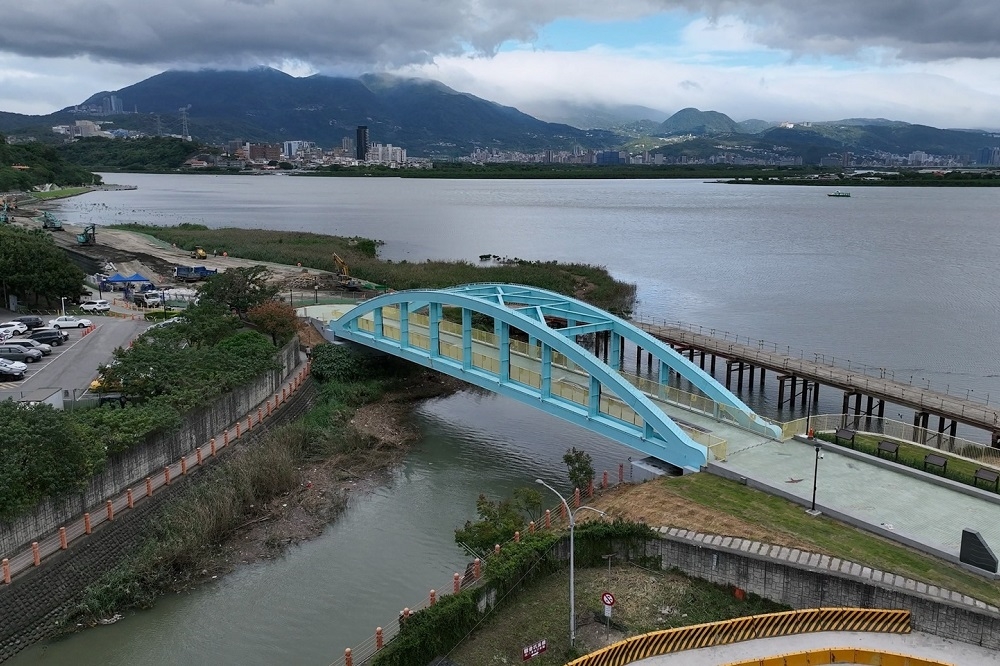 觀音坑溪橋串接淡水河左岸自行車道。（新北市政府水利局提供）