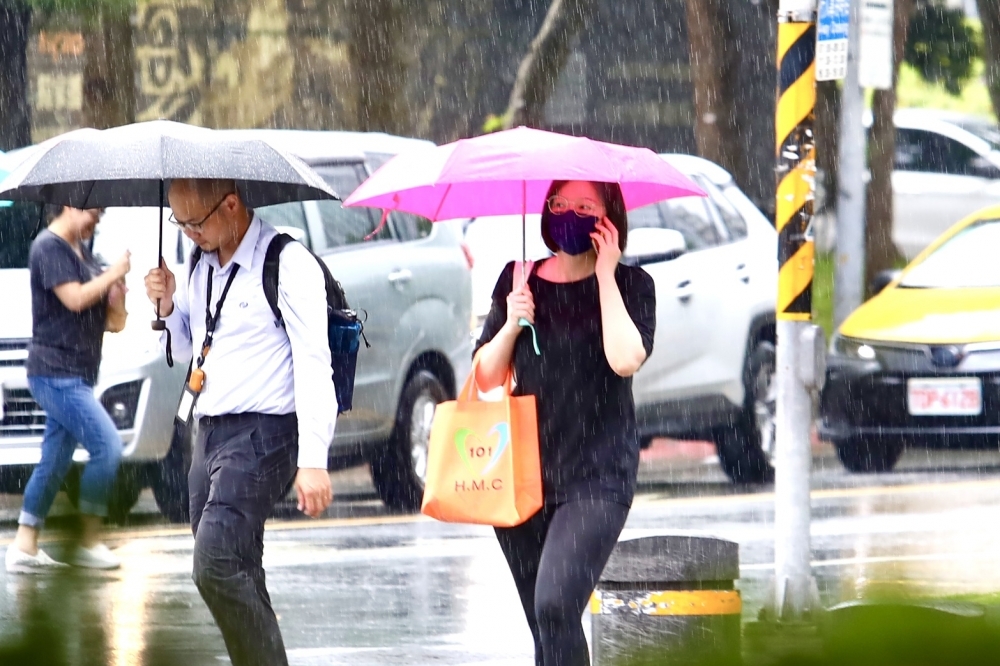 台灣今天受東北季風及輕度颱風萬宜外圍雲系影響，全台呈現多雲及局部降雨的天氣。（資料照片／王侑聖攝）