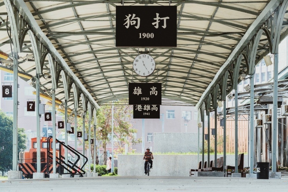 文化局推出濱線觀光列車「哈瑪星號」，從舊打狗驛月台乘車，18日中午起在駁二官網開賣，30日啟程。（文化局提供）