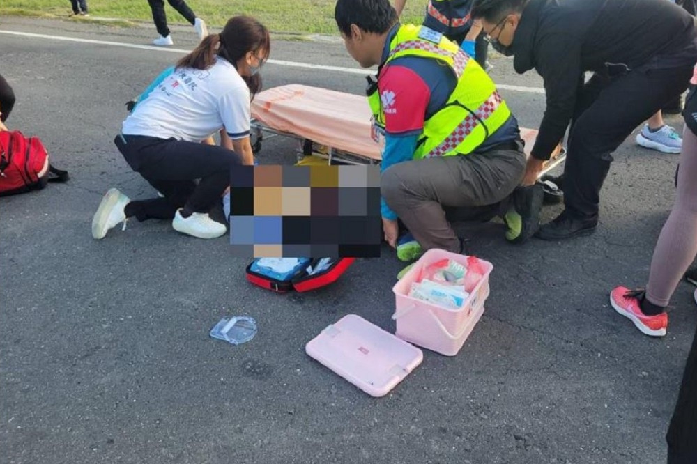 二林鎮伯立歐公益馬拉松上午舉行，9歲男童跟參賽的父親陪跑，卻遭汽車撞擊送醫不治。（彰化消防局提供） 