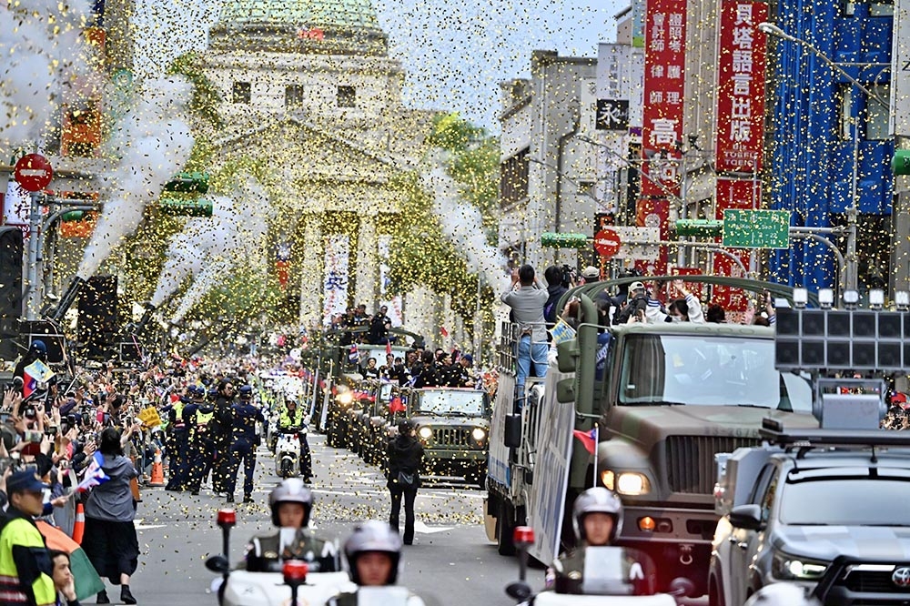 館前路的「英雄谷」，集聚大批民眾帶國旗夾道歡迎台灣英雄到來。（張哲偉攝）