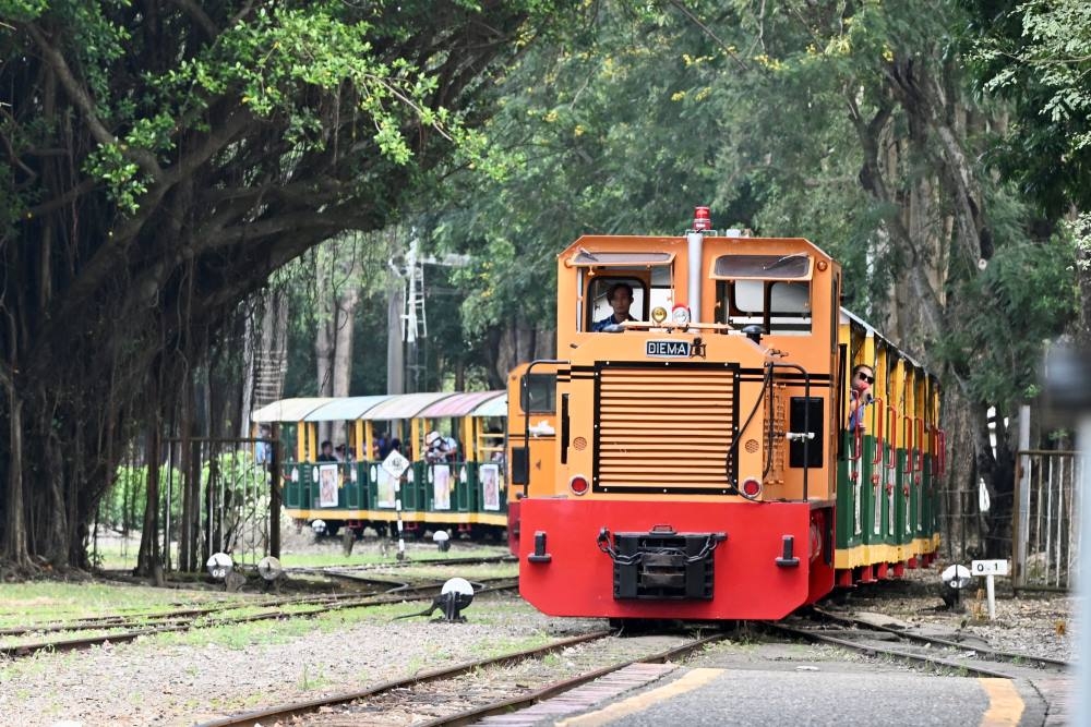 有五分車體驗的烏樹林休閒園區，是臺南熱門的親子景點。（張哲偉攝）