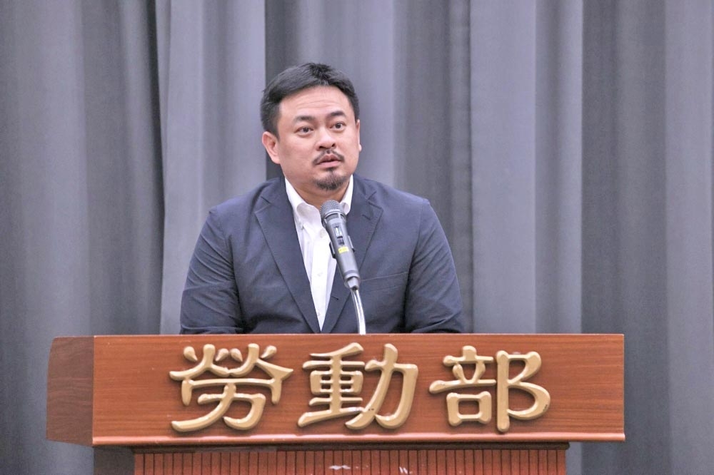 勞動部長洪申翰昨天至勞發署北分署視察，認為謝宜容辦公室擺設過於奢華。（資料照片／陳愷巨攝）
