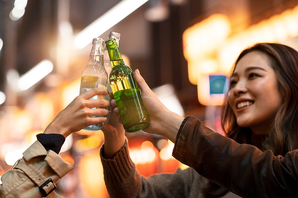 天冷許多民眾都喜歡小酌一杯保暖，醫師警告可能反而會導致失溫。示意圖。（取自Freepik）