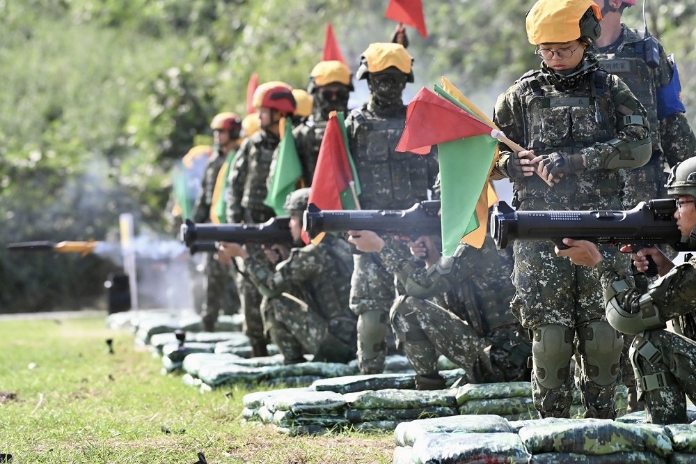 11月6 日陸軍讓義務役士兵於南訓中心靶場進行紅隼火箭彈實彈射擊，並開放媒體訪以展示訓練成果。（攝影：張哲偉）