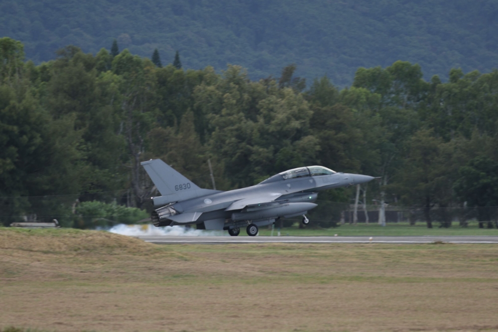 美對台軍售包括「F-16型機後維關鍵性器材及AESA雷達後勤支援」。（資料照片／陳愷巨攝）