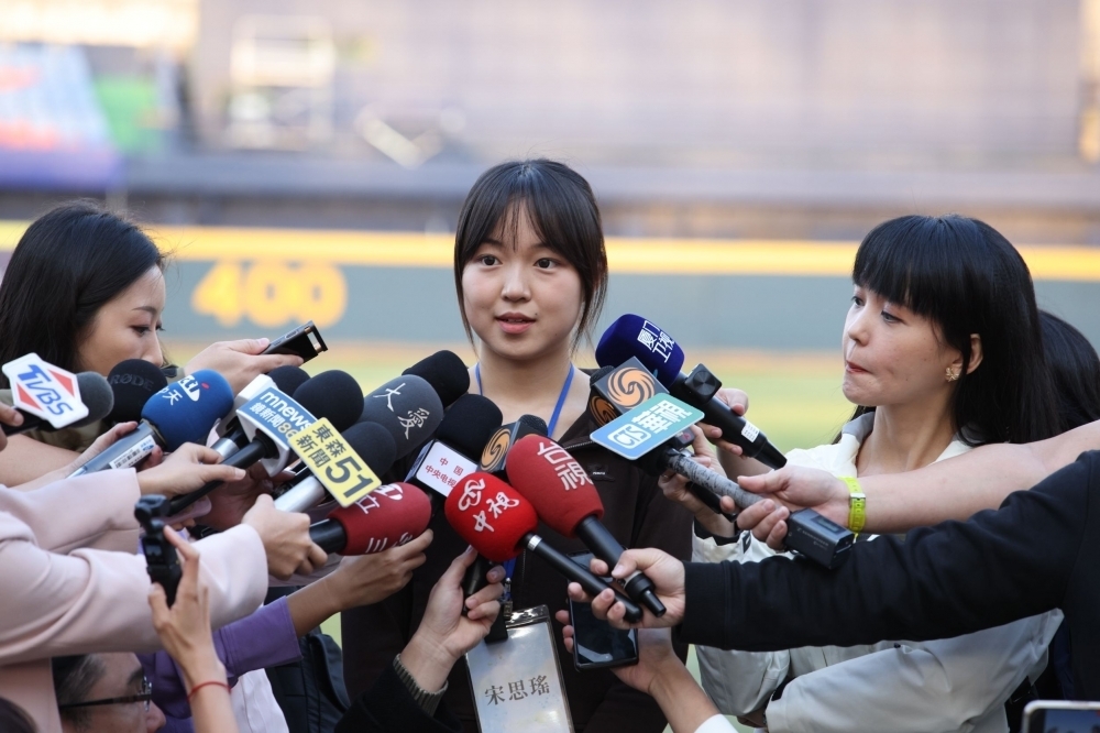 一名來訪的復旦大學學生說她要代表師生訪問團，向「中國台北隊」獲得世界（棒球）冠軍表示祝賀。（攝影：陳愷巨）