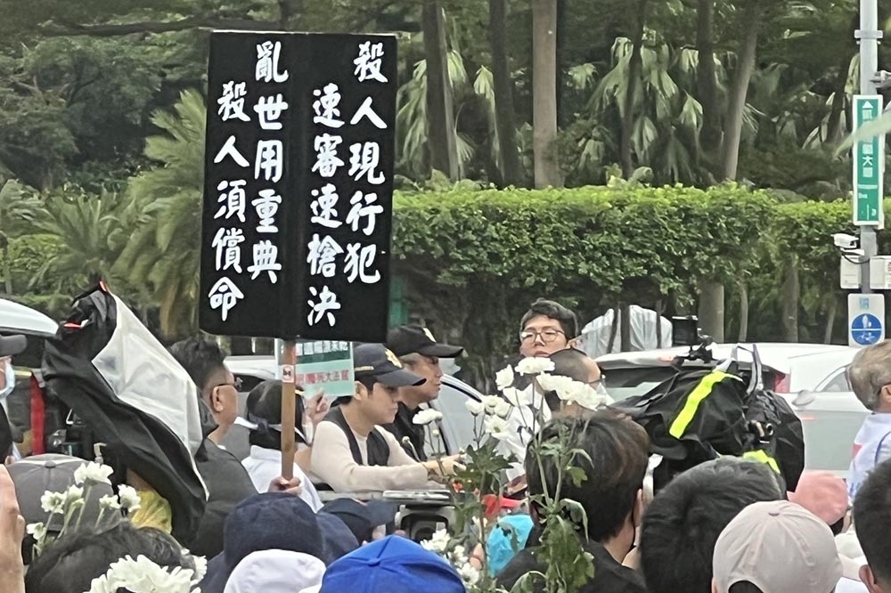 反廢死遊行活動，割喉案、台南殺警案的受害家屬今天（3日）下午上凱道抗議。（沈粲家攝）