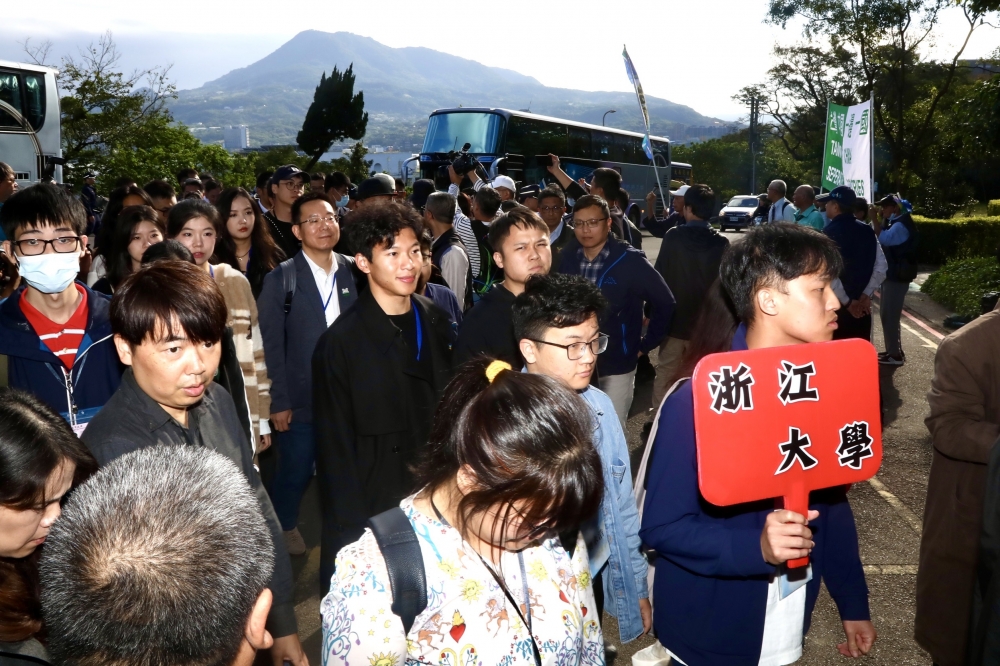 陸生團今天（3日）造訪台灣大學與淡水，遇到學生與獨派團體舉牌抗議。（王侑聖攝）