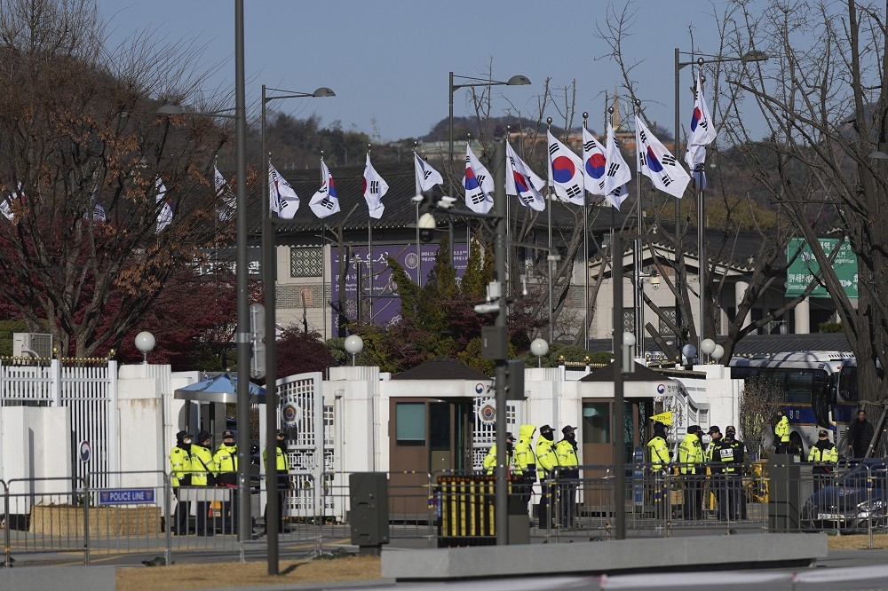 大批警力仍駐守在南韓首爾政府區，凸顯戒嚴令解除後，政治氛圍依然詭譎。（美聯社）