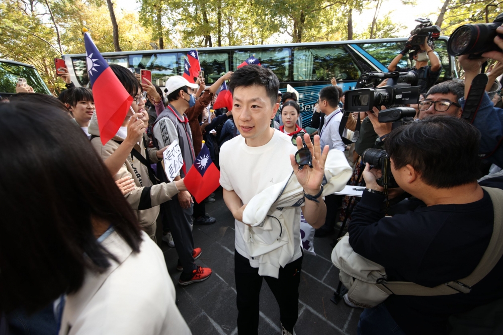 奧運桌球金牌選手馬龍日前造訪台北市中山女高，卻遭中國網路社群形容是「唐僧進了盤絲洞」。（陳愷巨攝）
